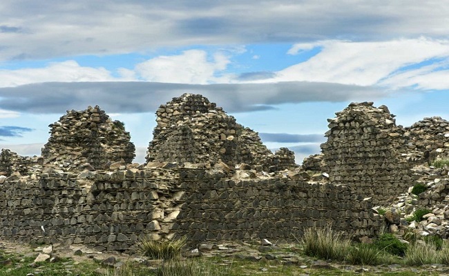 20. Xanadu, Mông Cổ
Xanadu (hoặc Shangdu) từng là một công trình có thiết kế mái vòm thú vị. Khi Marco Polo đến thăm công trình vào năm 1275, ông mô tả nơi đây là một cung điện đá bằng cẩm thạch, các phòng đều được mạ vàng và vẽ hình người, thú và chim… Ngày nay, công trình này chỉ còn tồn tại một phần nhỏ nhưng vẫn rất xứng đáng ghé thăm.