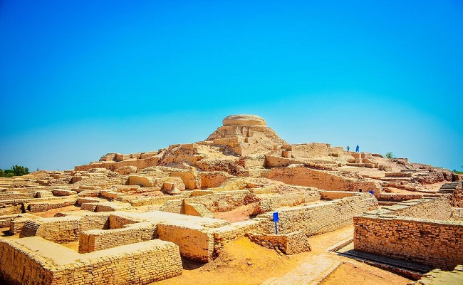 4. Mohenjo – daro, Pakistan
Nền văn minh phát triển mạnh mẽ ở Thung lũng Indus đã gây dựng nên Mohenjo-Daro vào khoảng năm 2600 trước Công nguyên, là đối thủ của các nền văn minh Hy Lạp và Ai Cập nổi tiếng. Ngày nay, nó là khu phức hợp gồm nhà ở, cửa hàng và hệ thống công trình đang bị đe dọa bởi xói mòn.