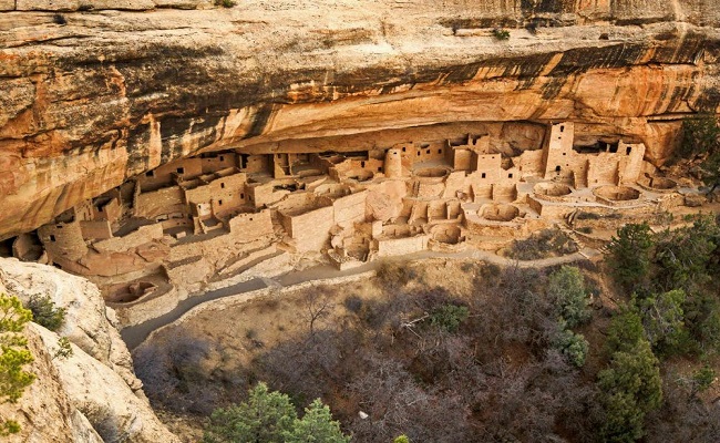 6. Mesa Verda, Colorado, Hoa Kỳ
Công viên quốc gia Mesa Verde chứa hơn 600 ngôi nhà vách đá, từng là nơi sinh sống của những người Anasazi. Công trình này được xây dựng chủ yếu bằng đá sa thạch, gỗ và vữa dưới những rặng núi nhô ra. Nơi đây từng có một cung điện rất nổi tiếng mang tên Cliff Palace - chứa được khoảng 100 người và phải leo tới bằng thang.