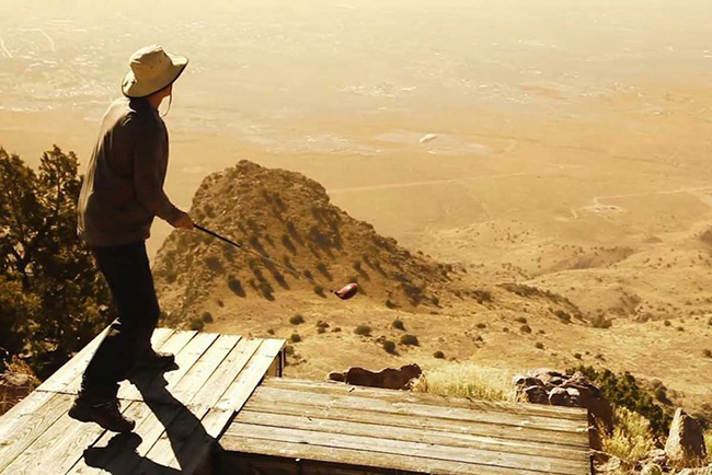 Elfego Baca, Socorro, New Mexico: Bạn sẽ phát bóng từ đỉnh Socorro Peak (cao gần 800m) và sau đó sẽ đi dần xuống núi, cố gắng đi đến một cái lỗ cách đó gần 5km. Bên cạnh đó trên đường đi, bạn có khả năng gặp các mối nguy hiểm chết người như rắn đuôi chuông và thậm chí cả sư tử núi.