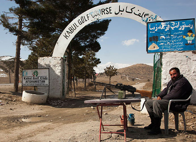 Kabul Golf Club, Afganistan: Vào năm 2004, ở ngoại ô thủ đô Afghanistan sầm uất, Mohammad Afzal Abdul đã cố gắng tạo ra một sân golf trông có vẻ dữ tợn, ma quái và không có cỏ. Nhưng nó vẫn thật sự là một sân golf, cho dù rất kỳ lạ.