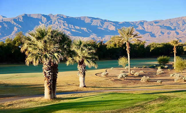 The Hot One - Furnace Creek, California, Mỹ: Sân golf này vô cùng khắc nghiệt bởi nó nằm ở thung lũng Chết, nơi nhiệt độ có thể lên tới 56 độ C - mức cao nhất được ghi nhận trên trái đất. Tuy nhiên, đây vẫn được coi là mát mẻ nếu so với nhiệt độ cao nhất được ghi nhận vào năm 1972 khi nhiệt độ bề mặt mặt đất đạt 93,9 độ C.