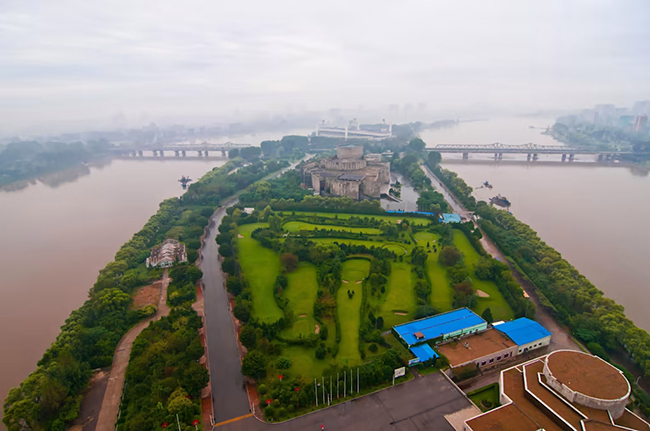 Sân golf Bình Nhưỡng, Triều Tiên: Đây là sân golf duy nhất của quốc gia này. Bị bỏ trống phần lớn thời gian trong năm nhưng các đường dẫn và thảm cỏ vẫn được giữ khá tốt. Mặc dù vậy thì sân golf này là một nơi bí mật mà ít du khách nào được tham quan khi đến Triều Tiên.