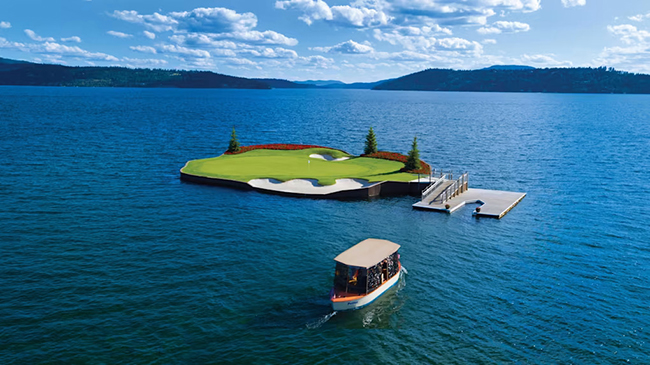 The Watery One - 14 Hole, Coeur D’Alene Resort, Idaho, Mỹ: Những người hâm mộ golf thường ví lỗ 17 tại Sawgrass là lỗ khó nhất trong trò chơi bởi bạn phải đánh được bóng "vượt qua đại dương". Nếu thành công, bạn đã trở thành một người anh hùng và được lên một chiếc thuyền chạy bằng điện để “hạ cánh trên đảo".