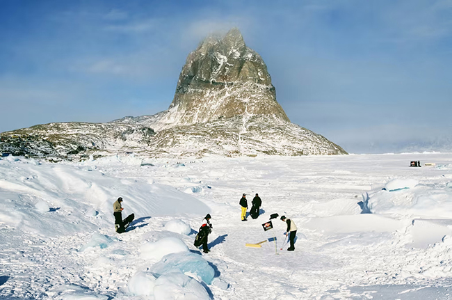 The Chilly One - Uummannaq, Greeland: Đây là nơi diễn ra giải vô địch golf thế giới trên băng vào tháng 3 hằng năm. Những người chơi golf ở đây sử dụng các quả bóng màu đỏ và chơi gôn ở nhiệt độ dưới 0 độ C. Giải vô địch golf thế giới trên băng là một trong những điểm tham quan không thể bỏ qua trong thể thao.