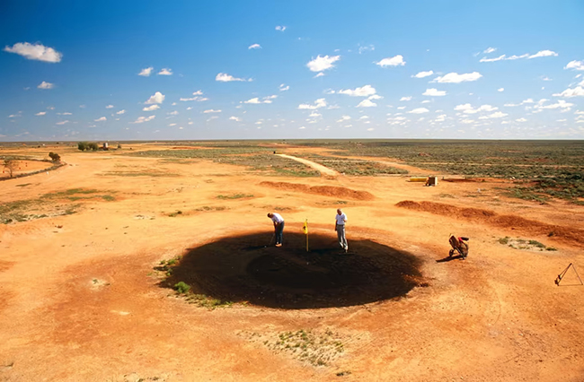 The Really Long One - Nullarbor Links, Úc: Đây là một cuộc phiêu lưu thực sự với 18 lỗ, kéo dài 1.365km. Với 7 lỗ được chơi trên các sân golf thông thường và 11 lỗ còn lại được tạo gần các điểm dừng dọc theo tuyến đường đi. Khoảng cách trung bình giữa các lỗ là 65km, có 2 lỗ cách nhau gần 200km.