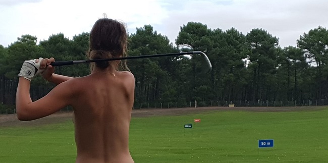 La Jenny, Pháp: Một trong những điều tuyệt vời mà chơi golf mang lại là cơ hội hòa mình với thiên nhiên: Tại La Jenny, bạn có thể tiến thêm một bước nữa. Đây là nơi duy nhất ở Châu Âu có thể chơi golf tự nhiên mà không phải chịu sự gò bó của những bộ quần áo rườm rà.