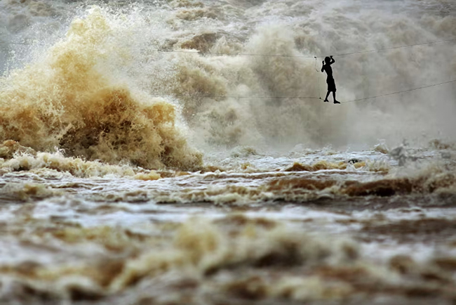 Vượt sông Mekong, Trung Quốc: Sông Mekong chảy qua sáu quốc gia khác nhau là Trung Quốc, Myanmar, Lào, Thái Lan, Campuchia và Việt Nam với nhiều hình ảnh vô cùng ấn tượng, ví dụ như cây cầu trong bức ảnh này.