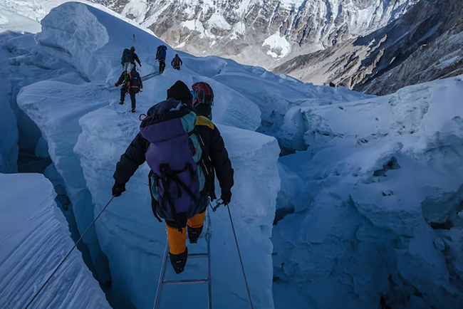 Leo núi Everest, Nepal: Những cây cầu này hầu như không tồn tại lâu dài. Hằng năm, chúng được xây dựng để giúp các nhà leo núi Everest vượt qua thác băng Khumbu vô cùng nguy hiểm. Đó là một trong những phần nguy hiểm nhất trên hành trình chinh phục Everest, nơi cần phải có điểm đặt chân chính xác trong khi đeo ba lô nặng trên vai.