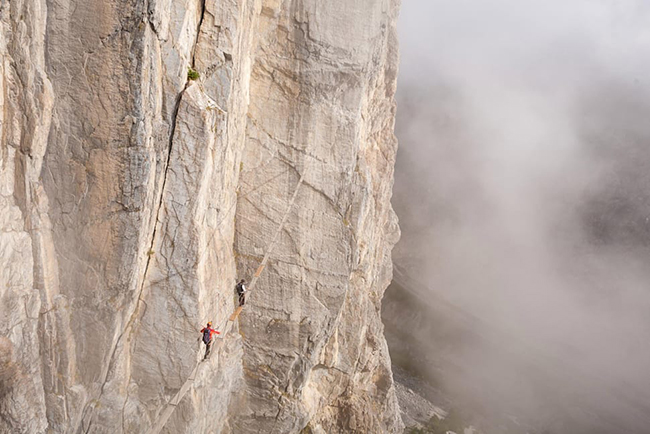 Tuyến đường Via Ferrata Roc de la Tovière, Pháp: Đây thực sự là một trong những con đường khó đi nhất ở phía tây dãy Alps nhưng lại có tầm nhìn tuyệt đẹp, và những người muốn đi trên cây cầu này phải là người vô cùng dũng cảm.