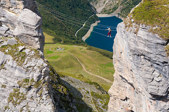 Tuyến đường "đừng nhìn xuống" ở Pháp: Via Ferrata du Roc du Vent nhìn ra Lac de la Gittaz đẹp như tranh vẽ ở Savioe, Pháp. Phong cảnh cực đẹp, nhưng những người can đảm đi trên cây cầu dây thừng này cần một cái đầu lạnh và tinh thần thép.