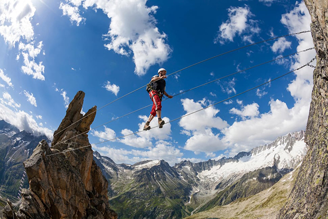 Via Ferrata Bergsee ở Thung lũng Göschenen, Thụy Sĩ nổi tiếng mang vẻ đẹp quyến rũ của vùng núi Alps và tuyến đường đáng nhớ này là một cầu dây thép dài 18m treo cách mặt đất 50m.
