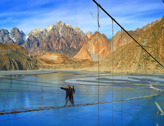 Cầu treo Hussaini, Pakistan: Trên thực tế, cầu treo Hussaini ở Pakistan được mệnh danh là cây cầu nguy hiểm nhất thế giới với mỗi bước đi đều đòi hỏi một bước nhảy vọt của niềm tin. Đây chỉ là một trong nhiều cây cầu dây bấp bênh ở miền Bắc Pakistan.