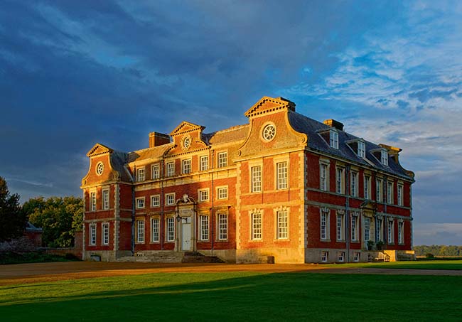 1. Raynham Hall, Norfolk, Anh
Tòa nhà ở nông thôn này trông có vẻ yên bình nhưng lại gắn liền với một quá khứ đen tối. Người ta kể lại rằng, bên trong tòa nhà xuất hiện một hiện tượng kỳ bí, được cho là hồn ma của một phụ nữ quý tộc mặc váy nâu có tên Dorothy Walpole.