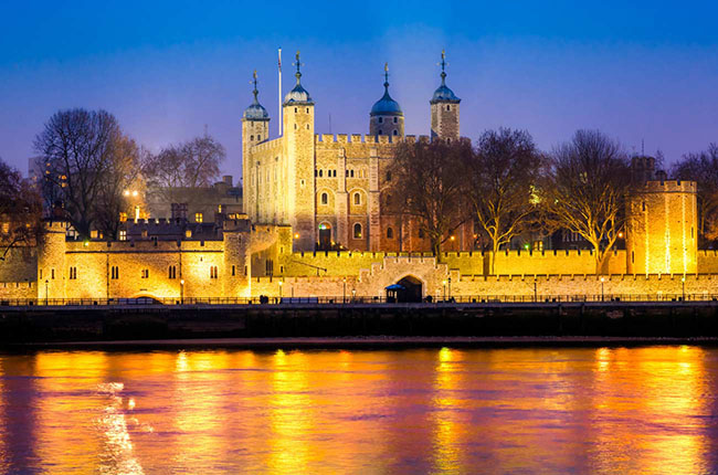 12. Tháp London, London, Anh
Nơi này từng chìm trong một bi kịch kéo dài suốt 900 năm, vì thế không có gì ngạc nhiên khi thỉnh thoảng người ta lại kể cho nhau nghe về việc mình đã nhìn thấy nhiều hồn ma của những người trong Hoàng gia Anh.