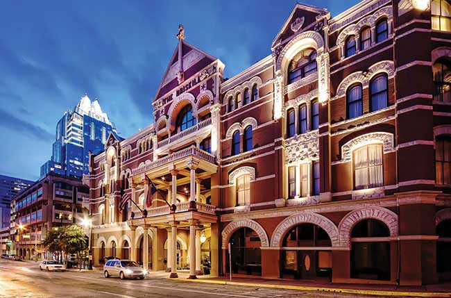 14. Driskill, Austin, Texas
Khách sạn này nổi tiếng với một câu chuyện rùng rợn kể về 2 người phụ nữ sau khi hưởng tuần trăng mật tại đây đã tự kết liễu cuộc đời mình. Điều đáng nói nhất là họ cùng ở trong một căn phòng nhưng cách nhau 20 năm. Một sự trùng hợp kỳ lạ.