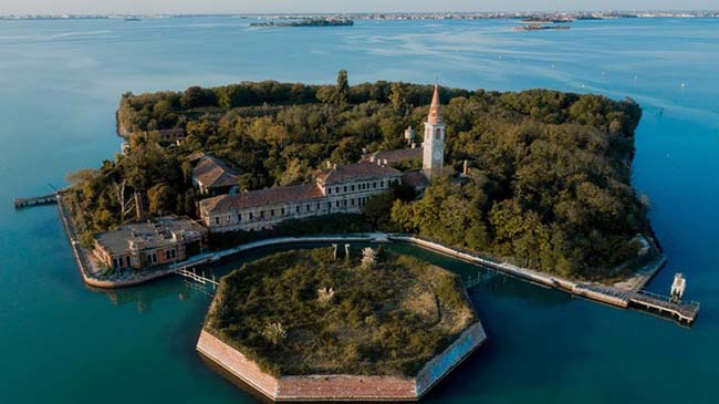 2. Poveglia, Venice, Ý
Một chuyến đi ngắn từ Venice tới hòn đảo Poveglia xinh đẹp đã từng là vùng cách ly đối với những người mắc bệnh dịch hạch. Ngoài ra, hòn đảo này đã được sử dụng như một nơi tị nạn vào đầu thế kỷ 20. Những người săn ma khẳng định đây là một địa điểm nóng của các hoạt động huyền bí nhưng hiện việc đến đây đã bị cấm.