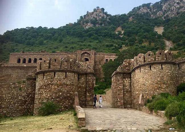 3. Pháo đài Bhangarh, Ấn Độ
Cách Delhi không xa có một pháo đài bỏ hoang nhô ra giữa sa mạc. Truyền thuyết kể lại rằng, có một thầy phù thủy đã nguyền rủa khu vực này. Hiện du khách vẫn có thể đến tham quan một số tàn tích ấn tượng của pháo đài.