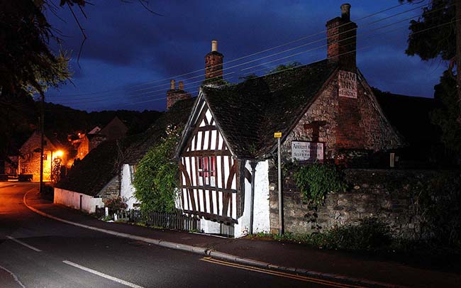 4. Ancient Ram Inn, Wotton-under-Edge, Anh
Dãy nhà trọ có từ thế kỷ 2 này là một trong những nơi lâu đời nhất ở phương Tây. Người ta tin rằng, đây từng là nơi chôn cất của những người ngoại giáo, bị ám bởi 20 linh hồn khác nhau, bao gồm hồn ma trẻ em và phụ nữ.