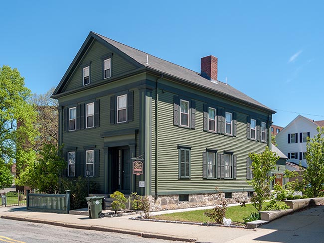 7. Nhà Lizzie Borden, Fall River, Massachusetts
Nơi này từng là hiện trường của một vụ giết người khủng khiếp vào năm 1892. Mặc dù được tuyên trắng án nhưng Lizzie Borden bị tình nghi đã giết cha và mẹ kế của mình. Kể từ đó, nhiều người kể với nhau rằng họ nhìn thấy những hồn ma lảng vảng trong nhà.