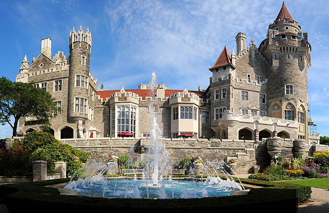 8. Casa Loma, Toronto, Canada
Ngôi nhà được xây dựng theo phong cách Gothic Revival có hành lang dẫn tới một lối đi bí mật. Những câu chuyện về những hồn ma đã được truyền tai nhau xung quanh nơi này trong nhiều thập kỷ.
