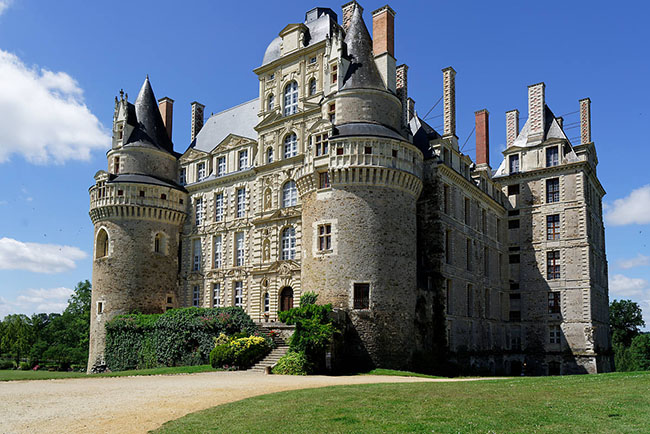 9. Château de Brissac, Brissac-Quincé, Pháp
Tòa nhà cao chót vót này nổi tiếng là nơi Charlotte de Brézé bị sát hại. Theo truyền thuyết, Charlotte - con gái ngoài giá thú của Vua Charles VII đã bị chồng giết sau khi phát hiện cô ngoại tình. Nhiều du khách kể lại rằng, họ nhìn thấy hồn ma mặc váy trắng của cô đi lang thang trong sảnh.