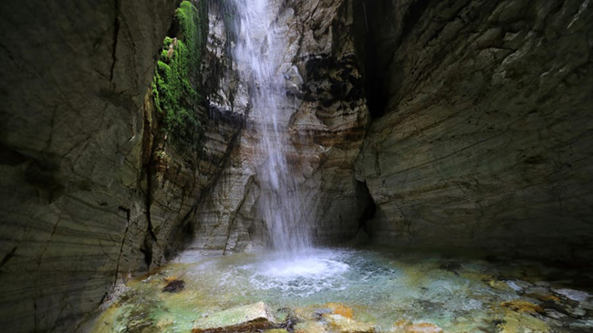 Hang động Trollkirka, Na Uy: Một trong những hang động đá vôi dài nhất của Na Uy, Trollkirka hùng vĩ đã được tạc dưới nước qua hàng nghìn năm.