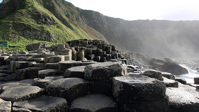 Giant's Causeway, Bắc Ireland: Được hình thành từ 50 đến 60 triệu năm trước, Giant's Causeway trở thành Di sản Thế giới đầu tiên của Bắc Ireland.