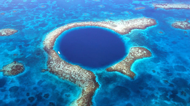 Great Blue Hole, Belize: Có chiều rộng 300m và sâu khoảng 125m, hố sụt khổng lồ dưới nước này là một phần của hệ thống rạn san hô Belize.