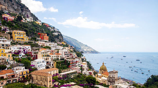 1. Bờ biển Amalfi chỉ có một đoạn ngắn trên biển Tyrrhenian, bán đảo Sorrentine, Ý. Thế nhưng nơi này lại là địa điểm được UNESCO công nhận di sản thiên nhiên thế giới.