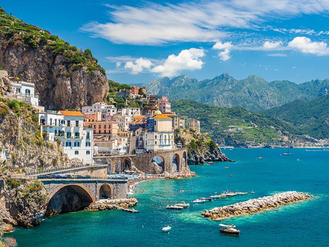 3. Trong đó, Positano, Amalfi và Ravello là những nơi nổi tiếng nhất, thu hút rất nhiều khách du lịch ghé đến.