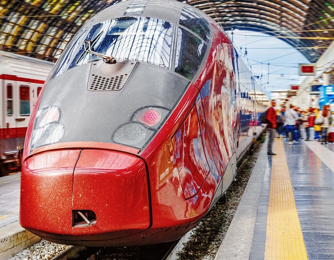 4. Cách dễ nhất để đến bờ biển Amalfi là đi xe buýt, ô tô hoặc phà từ Naples. Bạn cần chú ý là lịch trình giao thông đến bờ biển này sẽ thay đổi tùy theo mùa.