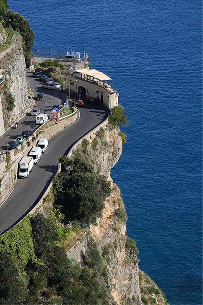 8. Thuê một chiếc ô tô để di chuyển là cách tốt nhất để khám phá Amalfi.