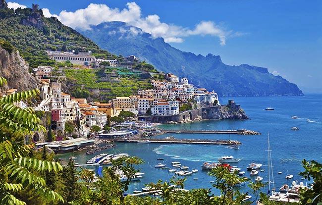 9. Có rất nhiều tour du lịch thú vị ở Amalfi, mang đến cho du khách những trải nghiệm độc đáo. Bạn có thể đăng ký tour nửa ngày hoặc cả ngày bằng thuyền.