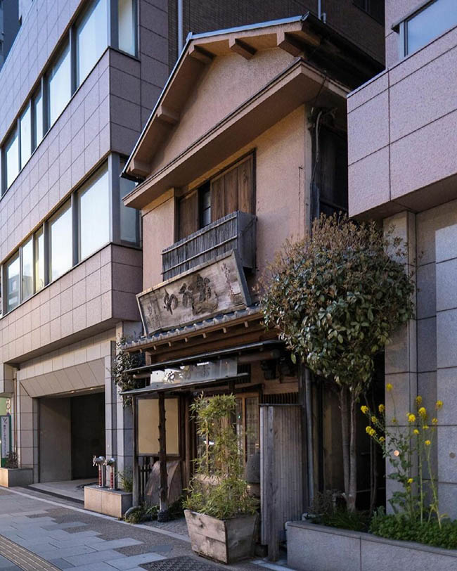 10. Cửa hàng Ogawa Dorayaki dọc theo đại lộ Asakusa-dori. Cửa hàng nhỏ này rất ăn nên làm ra hiện nay.