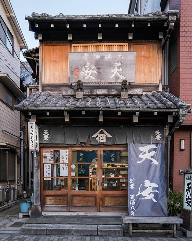 14. Tenyasu Tsukudani ở Tokyo là một cửa hàng bán thực phẩm từ năm 1838. Cửa hàng này được xây dựng vào những năm 1920.