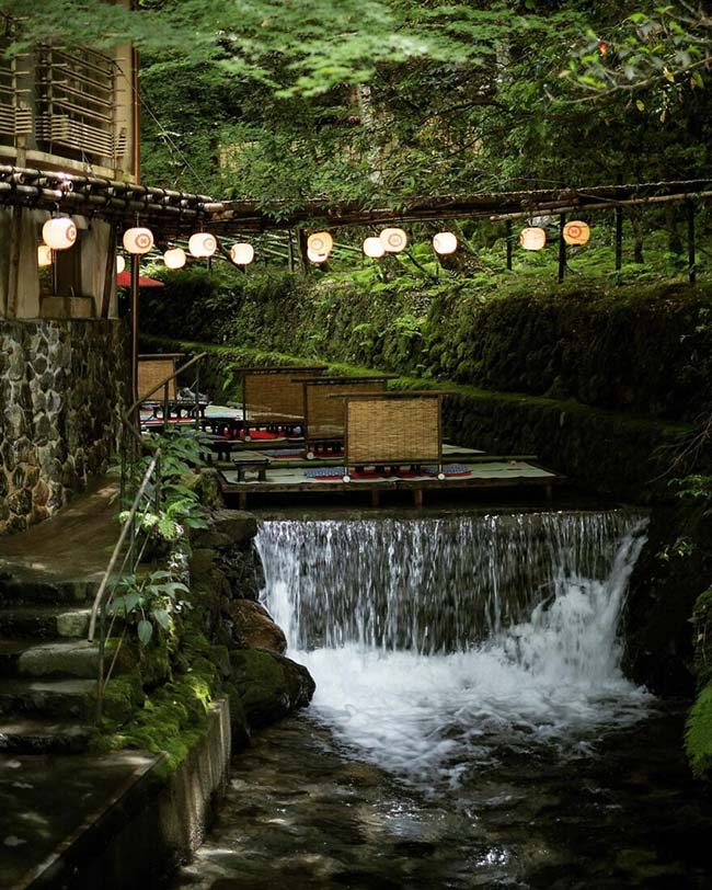 15. Fujiya Ryokan và bữa dọc theo sông Kawadoko được người dân ưa chuộng vào mùa hè, xuất hiện từ những năm 1910 – 1920.