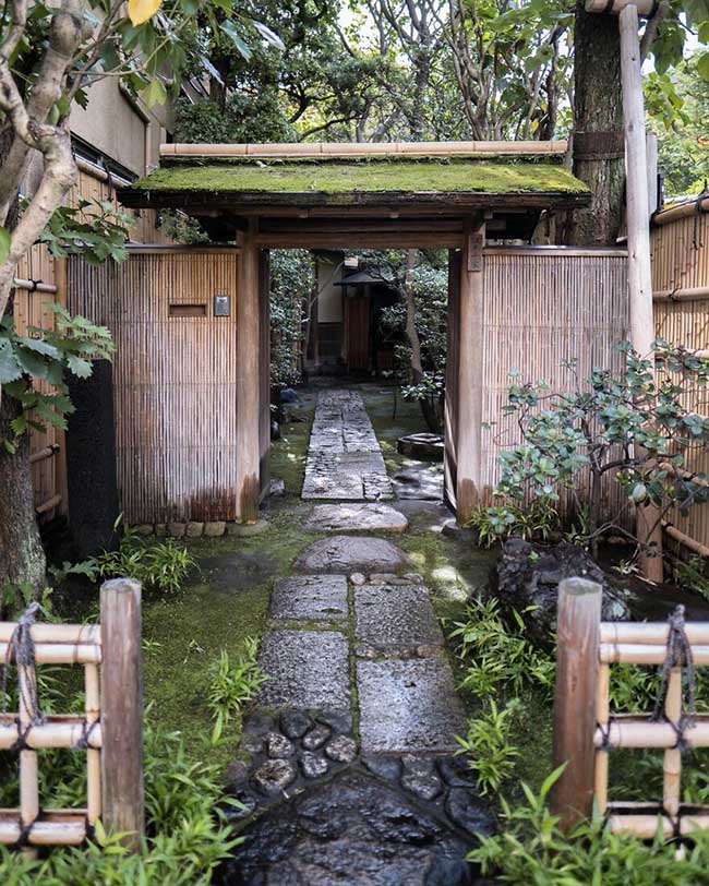 3. Lối vào khu trà đạo Edo Senke ở Ueno, Tokyo. Tòa nhà có giá trị lịch sử cao, nó được chuyển đến đây từ dinh thự của Daimyo vào năm 1860.