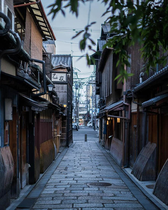5. Gion Shirakawa vào lúc hoàng hôn. Con đường này là một lối đi tắt được lát đá cuội, gần sông Shirakawa. Nếu đi theo nó, bạn sẽ đến phố Shijo.