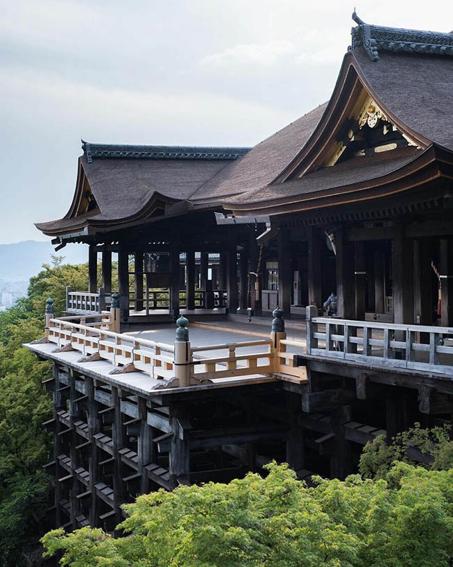 7. Đền Kiyomizu-dera và sân khấu bằng gỗ hinoki, được xây dựng vào năm 778. Chính điện và sân khấu được xây dựng hoàn toàn không dùng đinh vào 1633. Các cột móng bằng gỗ bên dưới cao 13 mét và được làm từ những cây cổ thụ 400 năm tuổi. Nhiều tòa nhà trong khuôn viên ngôi đền có niên đại từ giữa những năm 1600.