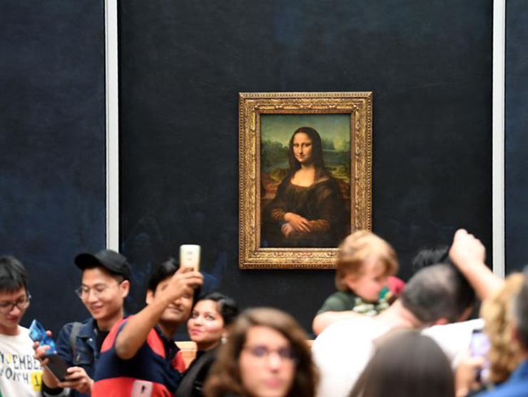 10. Nếu bạn l&agrave; sinh vi&ecirc;n hoặc đi c&ugrave;ng một người bạn của m&igrave;nh l&agrave; sinh vi&ecirc;n, bạn c&oacute; thể được giảm gi&aacute; rất nhiều tại c&aacute;c viện bảo t&agrave;ng hoặc sự kiện nếu mang theo thẻ hợp lệ.
