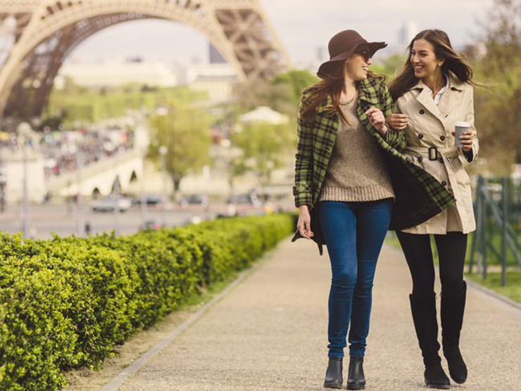 11. Người Ph&aacute;p c&oacute; xu hướng ăn mặc chỉnh tề hơn l&agrave; ăn mặc xuề x&ograve;a.&nbsp;Nếu bạn muốn h&ograve;a nhập, h&atilde;y tr&aacute;nh mặc bộ đồ thể thao hoặc đồ qu&aacute; hở hang.
