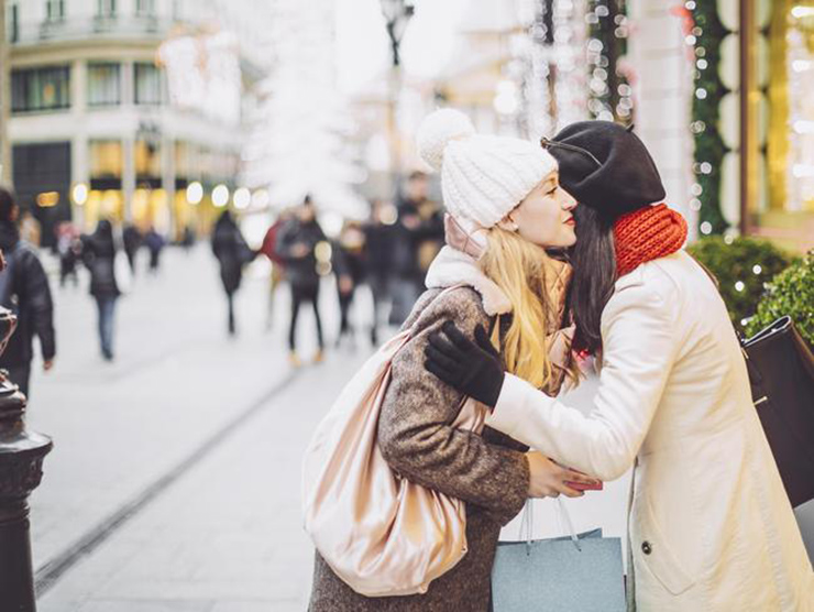 3. Khi ch&agrave;o hỏi, cảm ơn hoặc tạm biệt ai đ&oacute;, người Ph&aacute;p c&oacute; xu hướng h&ocirc;n nhẹ v&agrave;o m&aacute;, được gọi l&agrave; &ldquo;faire la bise&rdquo;.&nbsp;Nếu c&oacute; nghi ngờ, h&atilde;y l&agrave;m theo hướng dẫn của người kh&aacute;c để ngăn xảy ra c&aacute;c t&igrave;nh huống kh&oacute; xử n&agrave;o xảy ra.
