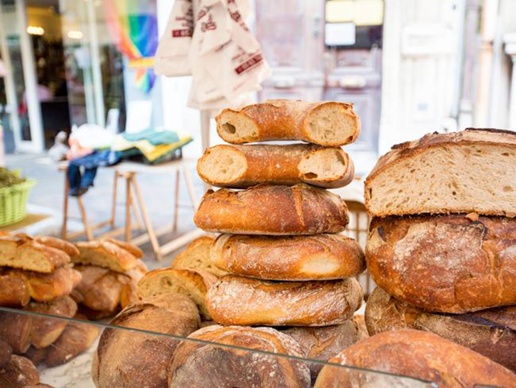 5. Khi ăn b&aacute;nh m&igrave; tại Ph&aacute;p, h&atilde;y nhớ bẻ b&aacute;nh bằng tay chứ kh&ocirc;ng phải bằng dao.
