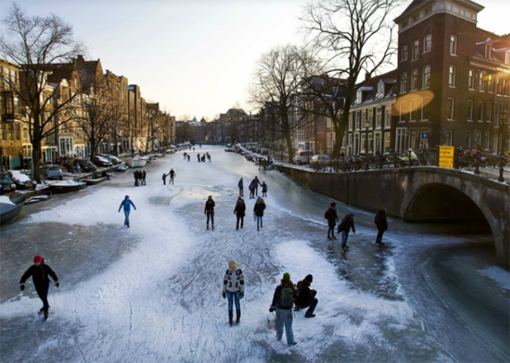 Đến Amsterdam du khách còn cơ hội được trượt băng hoặc đi bộ trên những con kênh đóng băng (chỉ vào mùa đông và sau nhiều ngày nhiệt độ dưới 0 độ).