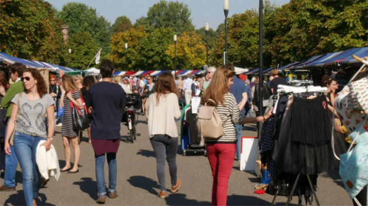 Ghé thăm một trong những khu chợ hipster nổi tiếng nhất ở Amsterdam, Pure Markt: Một hoạt động hoàn toàn độc đáo để trải nghiệm ở Amsterdam là các khu chợ hipster 100% hữu cơ, bền vững. Bạn có thể nếm thử những viên dừa được làm tại chỗ, bánh ngô chay hoặc bánh croquette Hà Lan với phô mai dê.