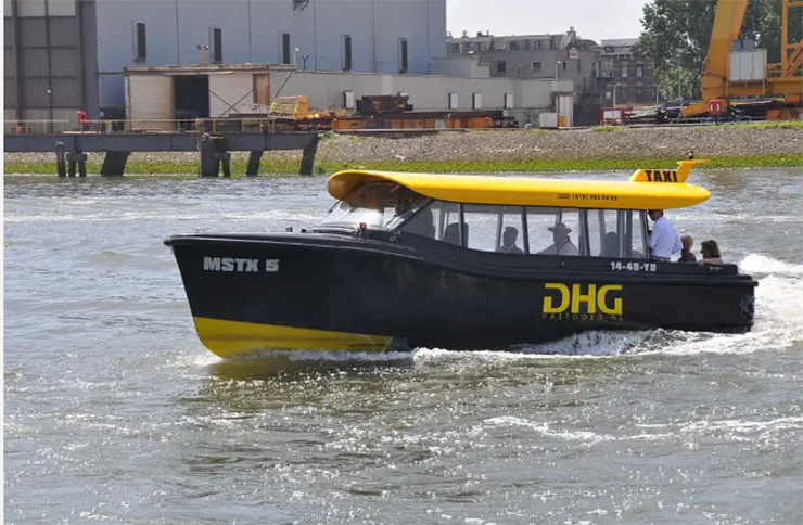 Đi taxi nước ở Rotterdam: Hãy thử trải nghiệm có từ năm 1920 này, khi một chiếc thuyền nhỏ nhưng đáng yêu sẽ đưa bạn đi trên một số tuyến đường định trước ở Rotterdam. Đó là một cách thú vị để khám phá thành phố vào những buổi chiều mùa hè ấm áp.