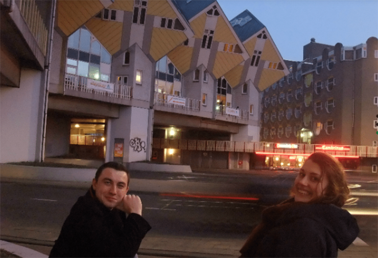 Ghé thăm những ngôi nhà hình khối ở Rotterdam: Bạn có thể đã nghe nói về những ngôi nhà và thiết kế điên rồ này.  Xin mời đến bảo tàng Kijk Cubus để chiêm ngưỡng chúng, nơi đây mở cửa từ 11h đến 17h hằng ngày.