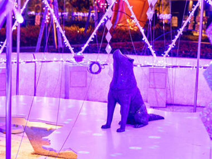 C&ocirc;ng vi&ecirc;n Gi&aacute;ng sinh Miyashita: H&atilde;y đến khu vườn tr&ecirc;n s&acirc;n thượng của C&ocirc;ng vi&ecirc;n Miyashita v&agrave;o dịp Gi&aacute;ng sinh n&agrave;y để tận hưởng &aacute;nh s&aacute;ng m&agrave;u t&iacute;m v&agrave; c&acirc;y th&ocirc;ng Noel tuyệt đẹp. M&agrave;u t&iacute;m tượng trưng cho sự đa dạng của Shibuya v&agrave; ngo&agrave;i &aacute;nh đ&egrave;n lễ hội, bạn cũng sẽ t&igrave;m thấy một số tranh minh họa theo chủ đề Gi&aacute;ng sinh khắp trung t&acirc;m mua sắm của họa sĩ minh họa nổi tiếng Nhật Bản Ado Mizumori.
