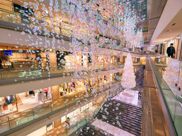 Omotesando Hills: Bạn c&oacute; thể nh&igrave;n thấy một c&aacute;i c&acirc;y cao 9m lơ lửng ph&iacute;a tr&ecirc;n cầu thang trung t&acirc;m ở giữa khu phức hợp. T&aacute;c phẩm sắp đặt tuyệt đẹp của nh&oacute;m nghệ thuật Nhật Bản Daisy Balloon được l&agrave;m từ 14.000 quả b&oacute;ng bay.
